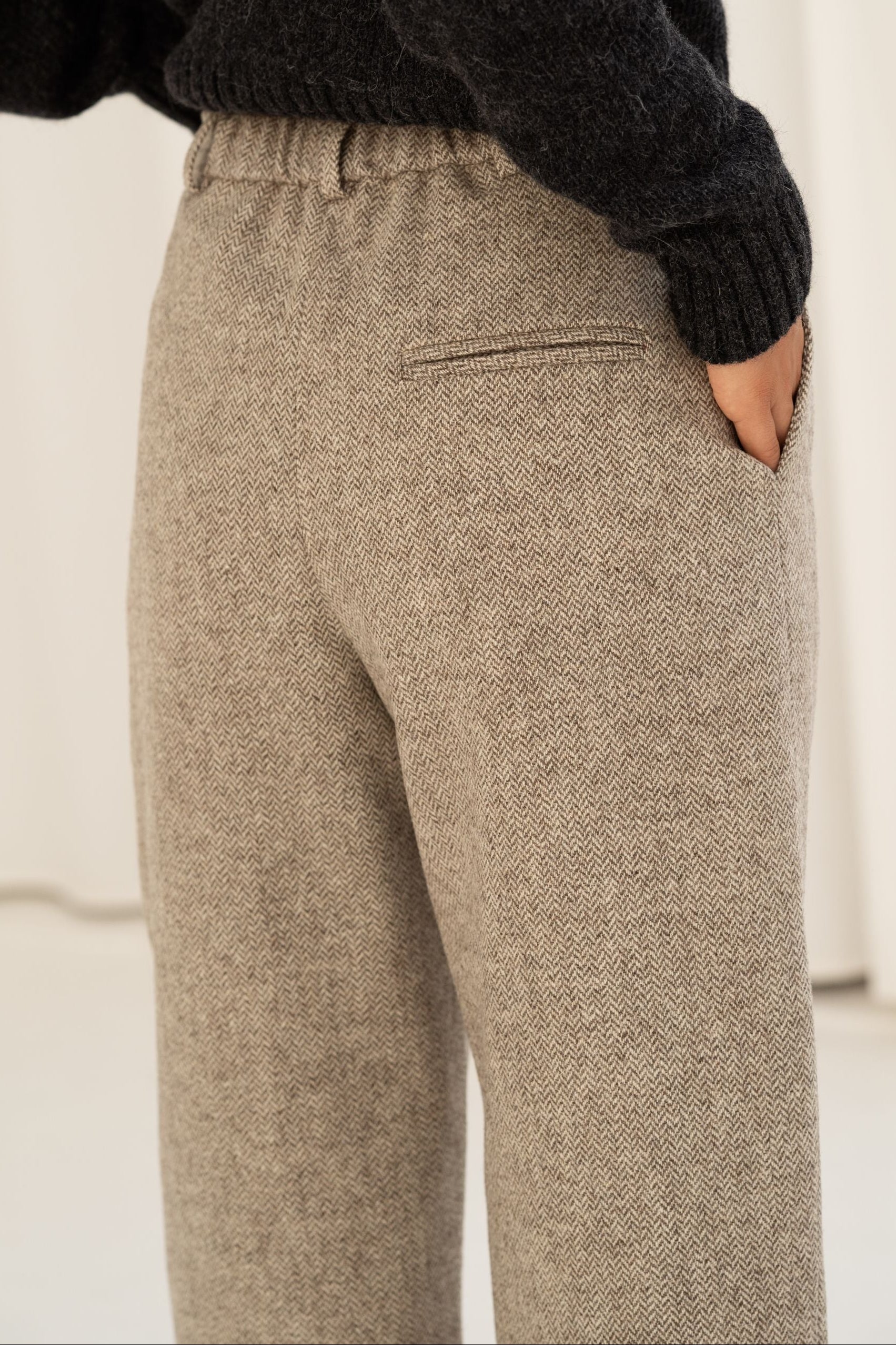 Naz women's sustainable wool trousers full lining in herringbone beige. Features a straight fit and side pockets. Made in Portugal.