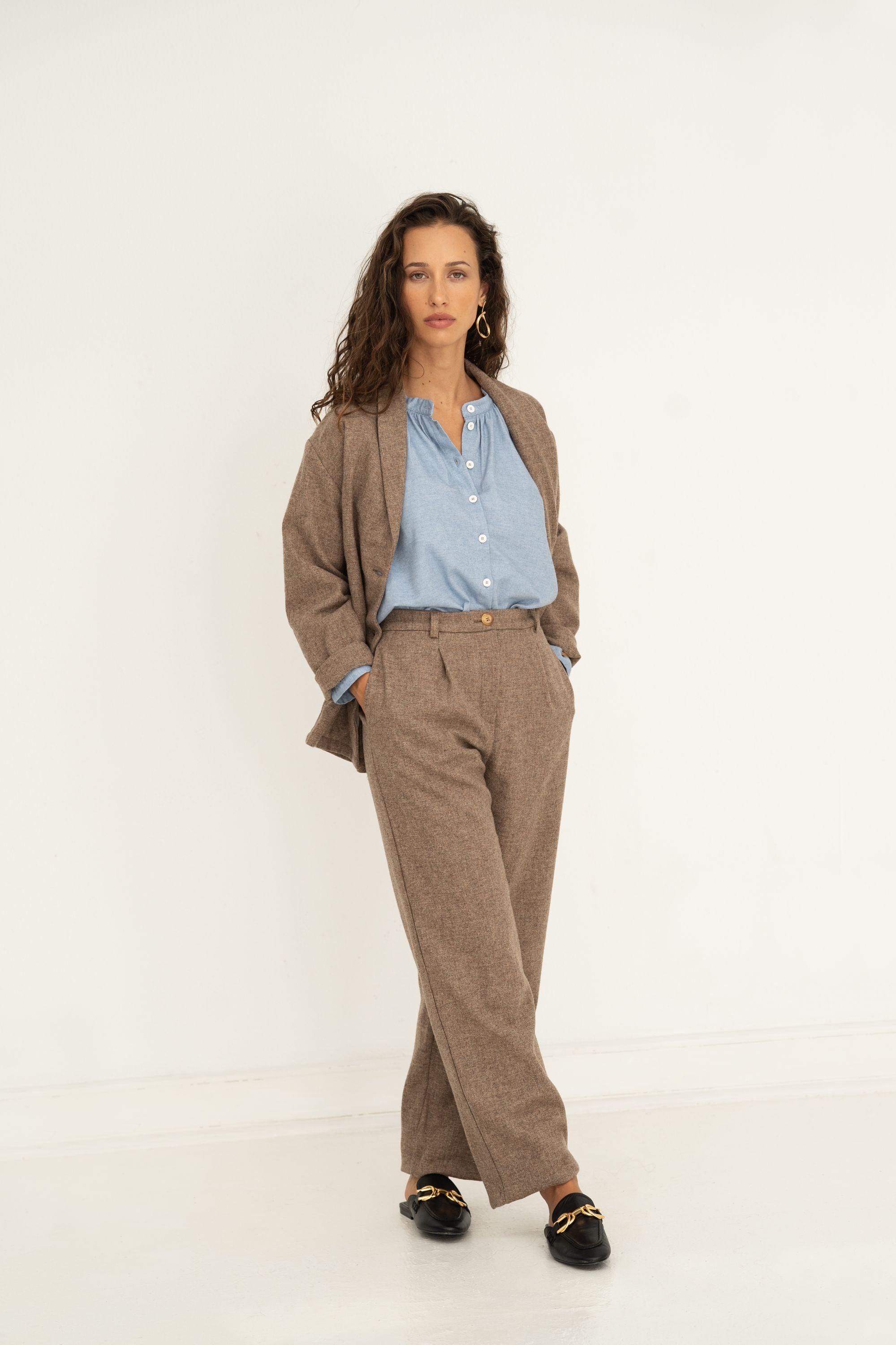 Naz women's 100% wool trousers with lining. With a straight-fit, made in Portugal.