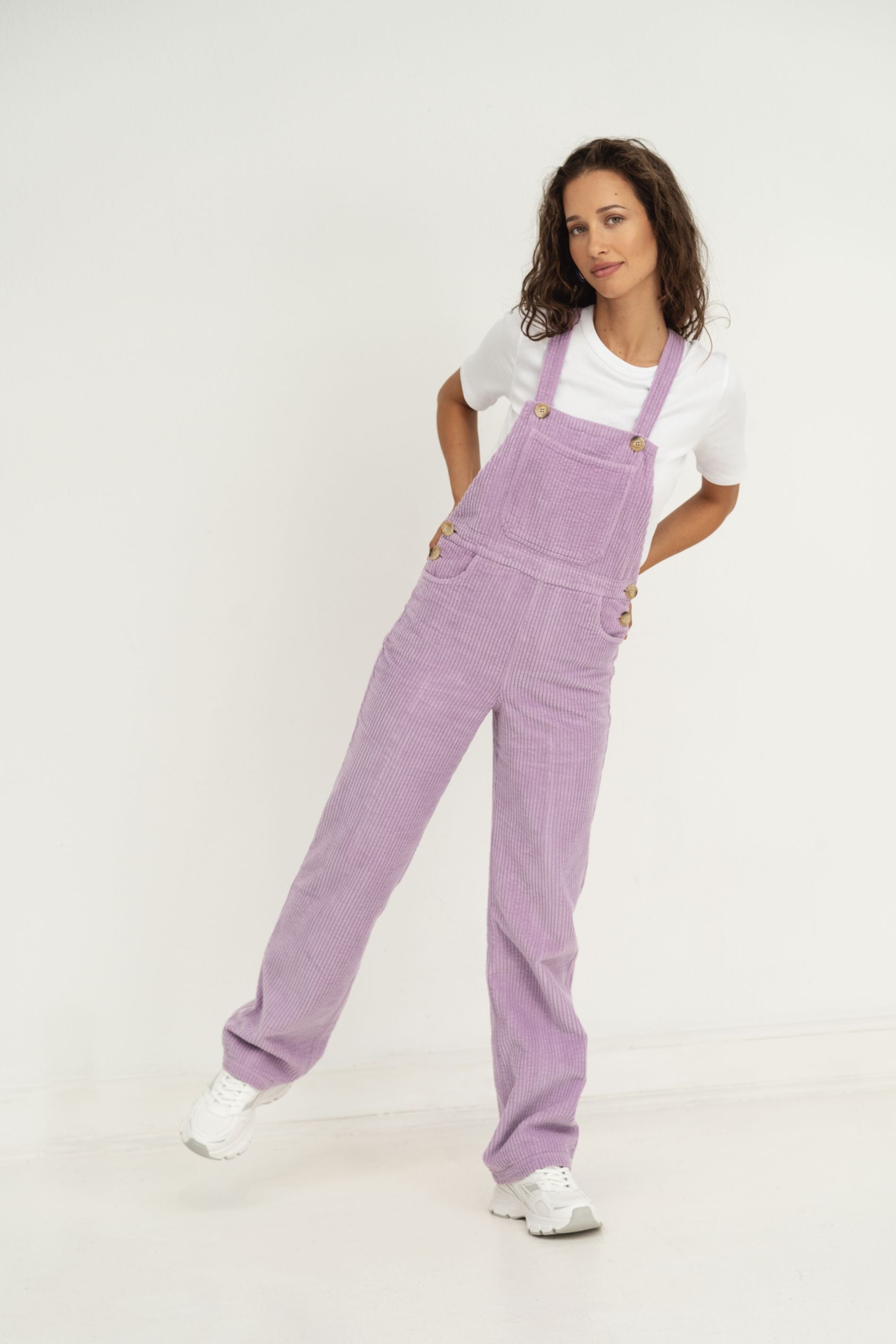 Naz women's recycled cotton corduroy overalls in lilac. Straight fit and waistband. Made in Portugal.