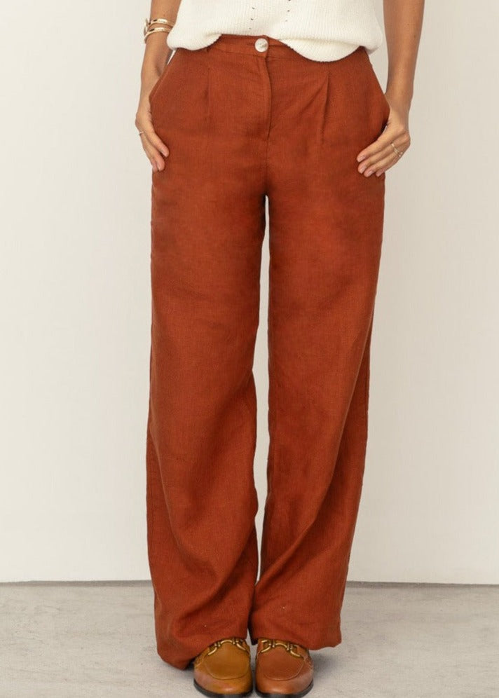 Naz women's linen trousers for summer in red. High-waisted and wide leg fit. Features front pleats and side pockets. 