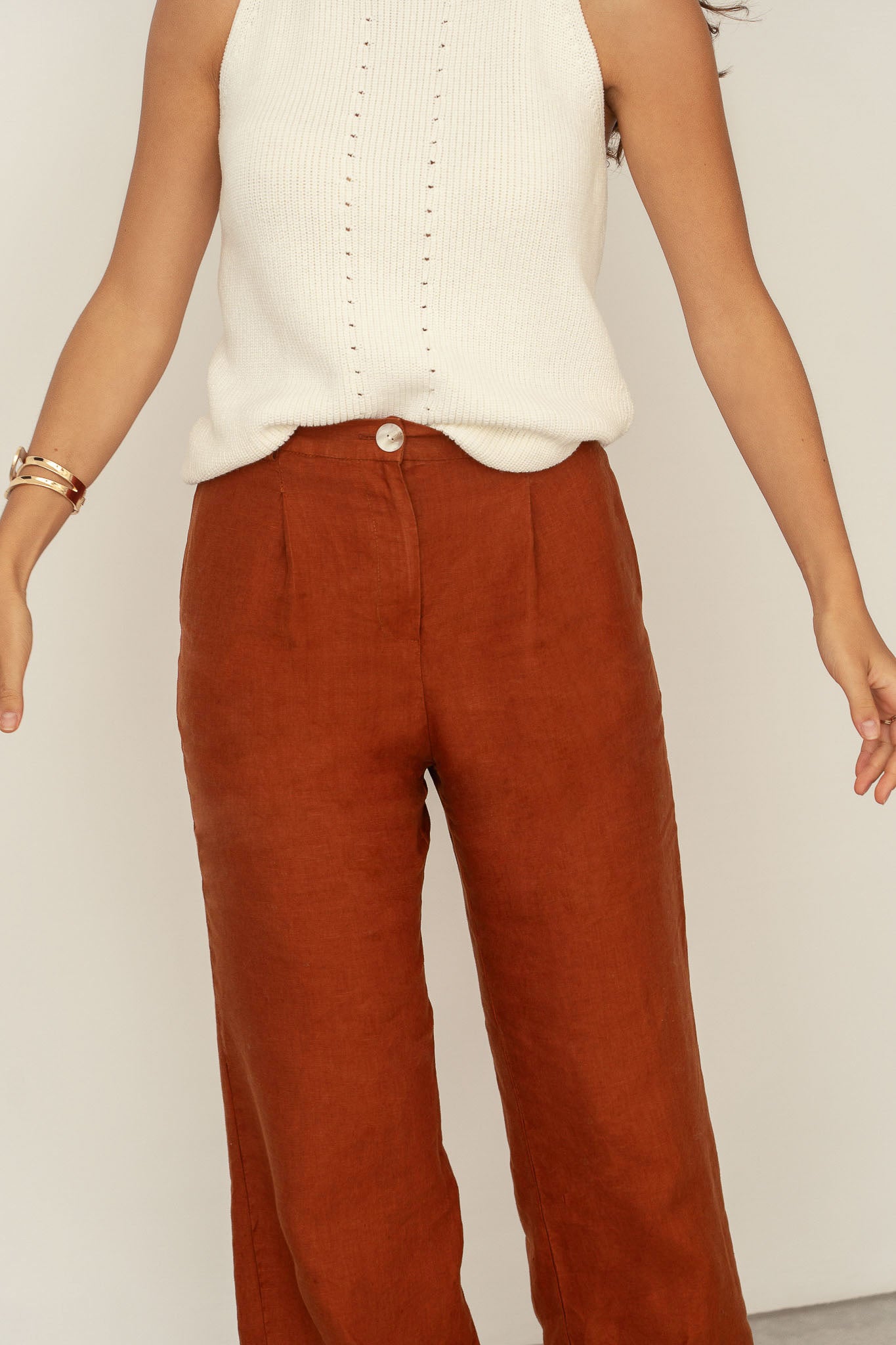 Naz women's linen pants in rust. Made in Portugal with sustainable fabrics with lasting quality. 