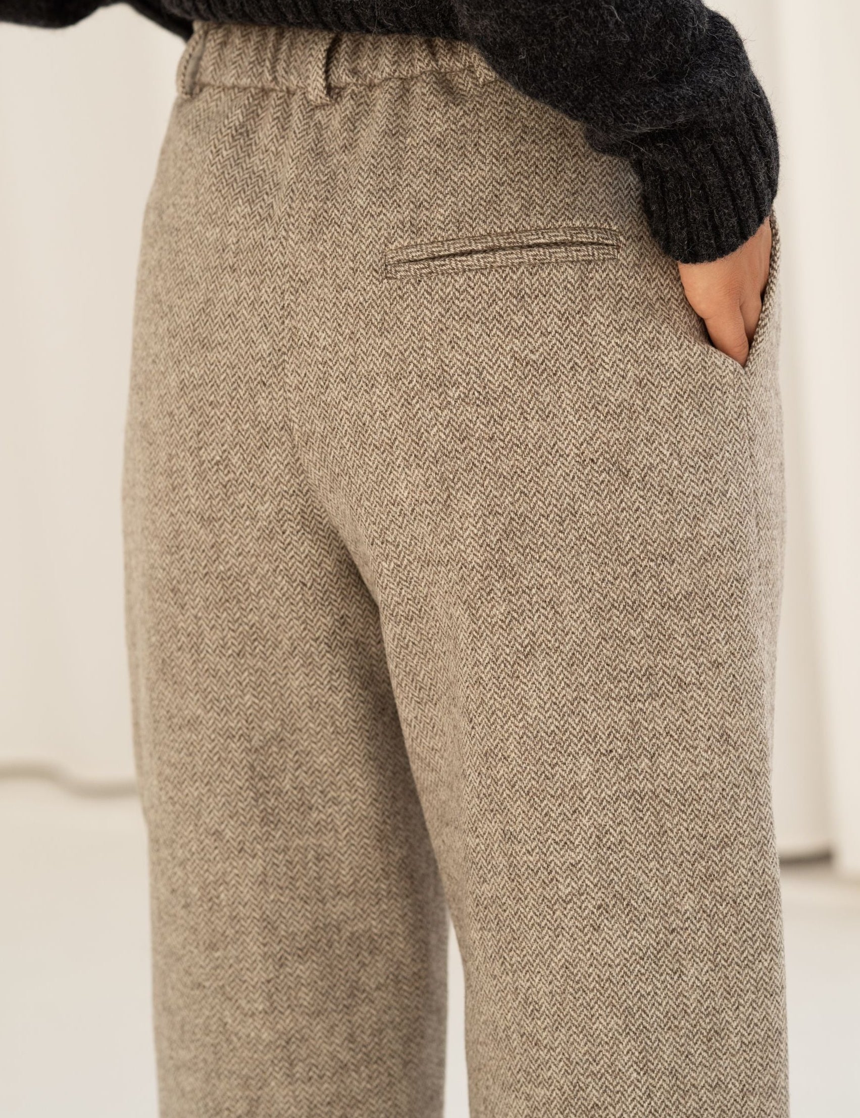 Naz women's sustainable wool trousers full lining in herringbone beige. Features a straight fit and side pockets. Made in Portugal. 
