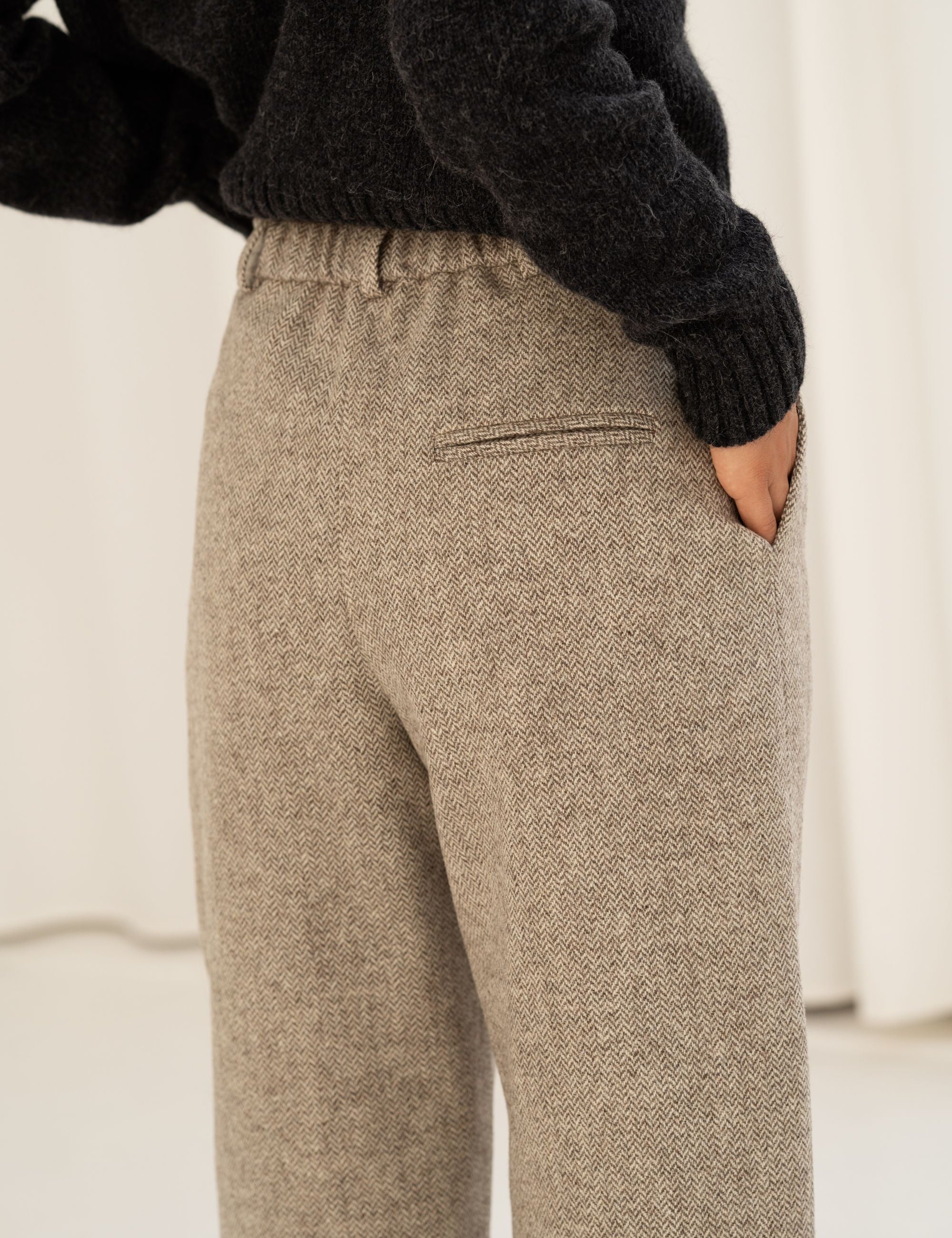 Naz women's sustainable wool trousers full lining in herringbone beige. Features a straight fit and side pockets. Made in Portugal. 