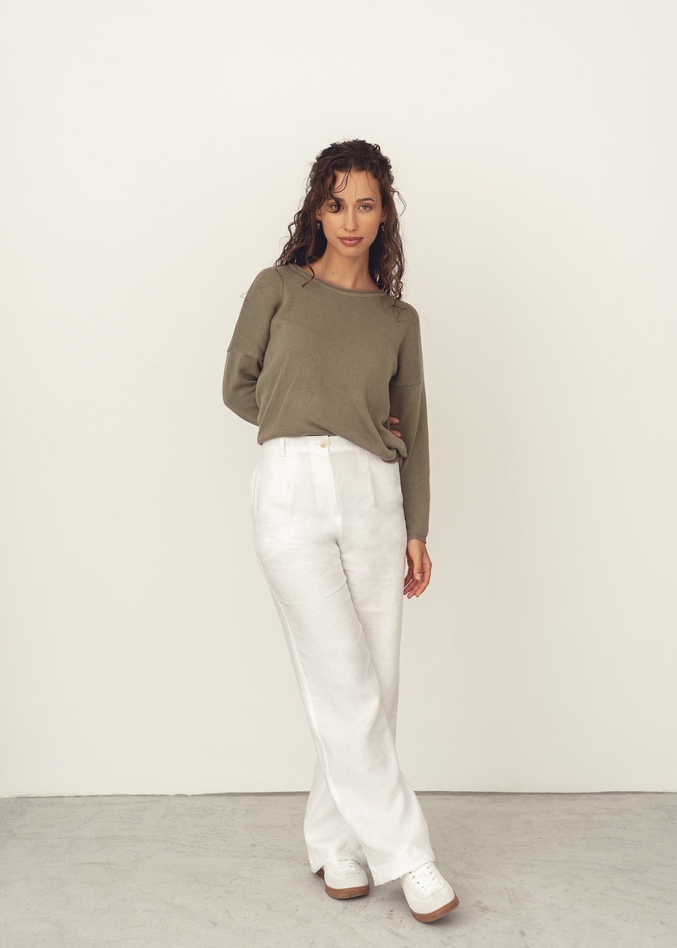 Naz women's breathable linen summer pants in white. High-waisted relaxed fit with front pleats and side pockets. Made in Portugal.