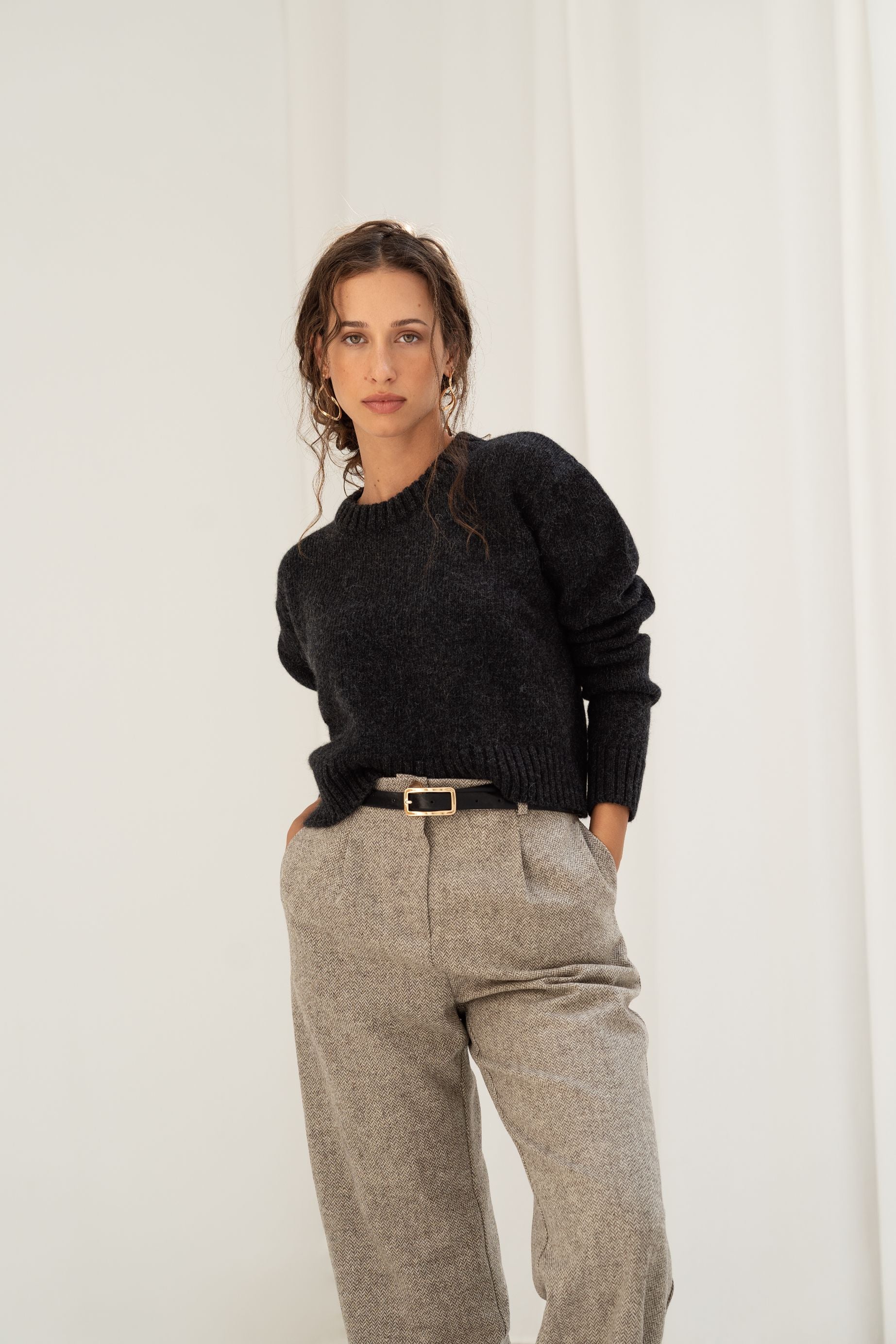 Sustainable warmth: Women's crewneck jumper made from recycled wool & alpaca blend in black.