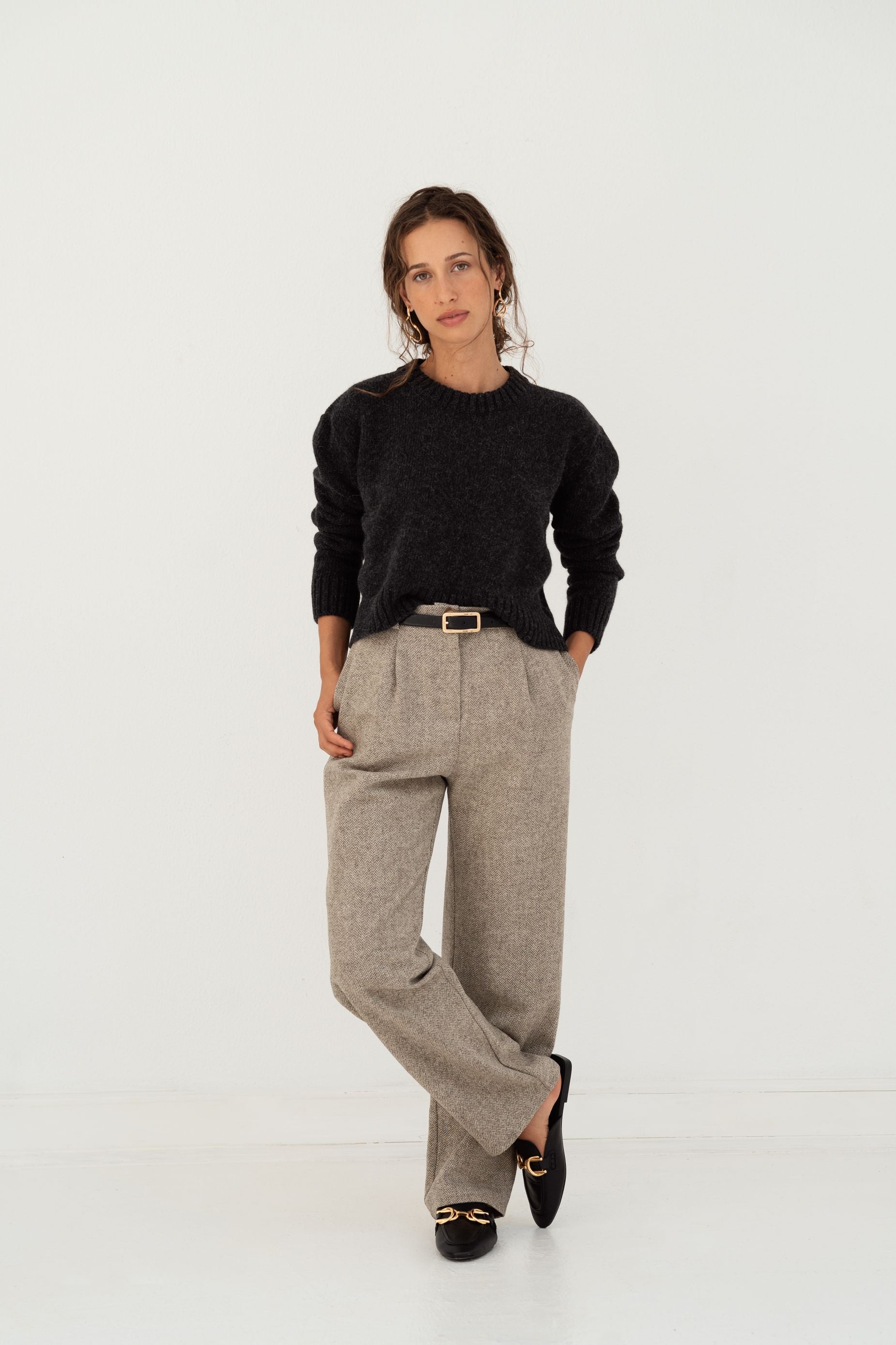 Naz women's 100% wool trousers with lining. With a straight-fit, made in Portugal.