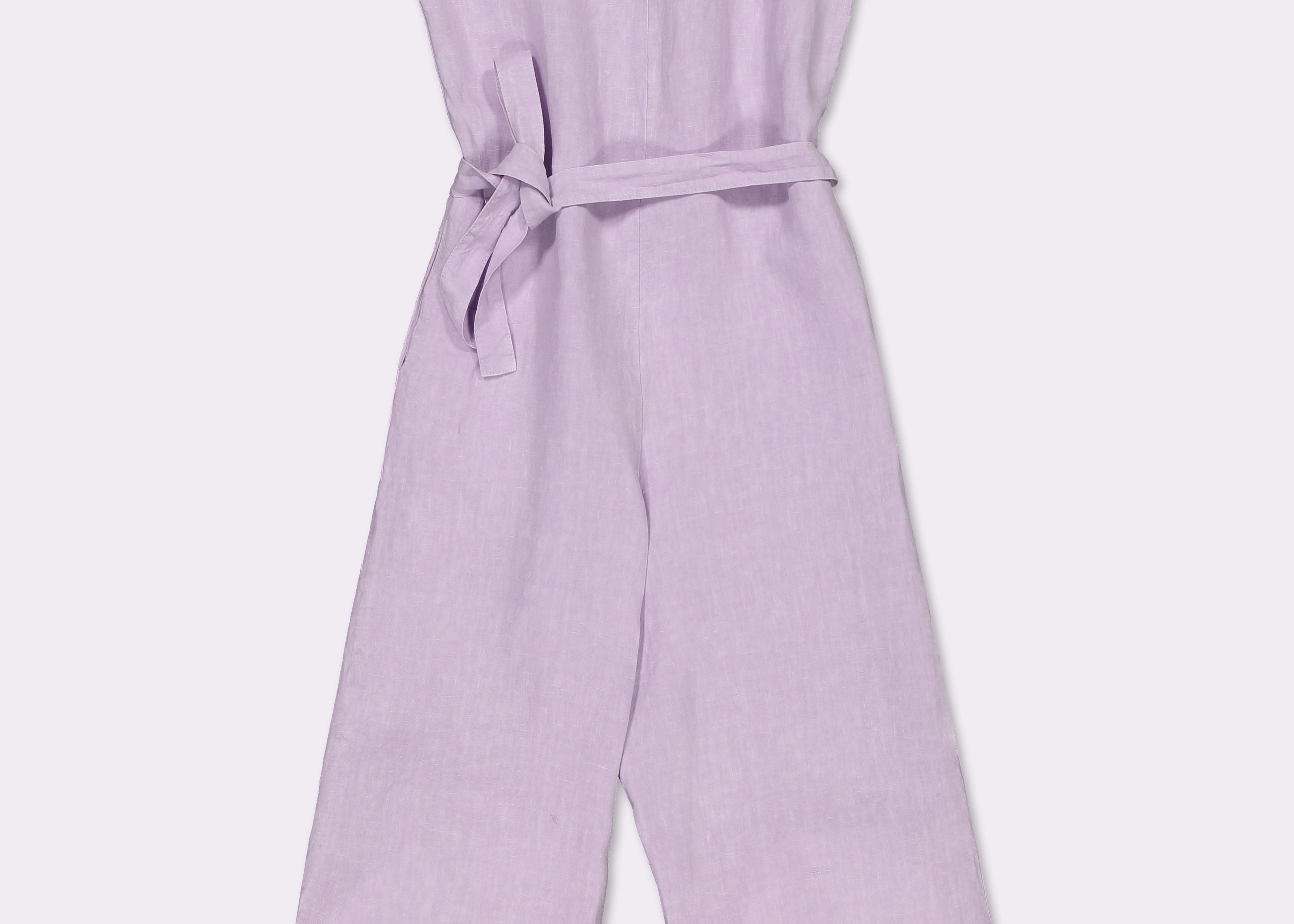100% linen jumpsuit in lilac with a relaxed cut and wide legs.features a round neck and a v-cut back with buttons for an easy dress and side pockets. With a detached belt that you can use for a more fitted look.