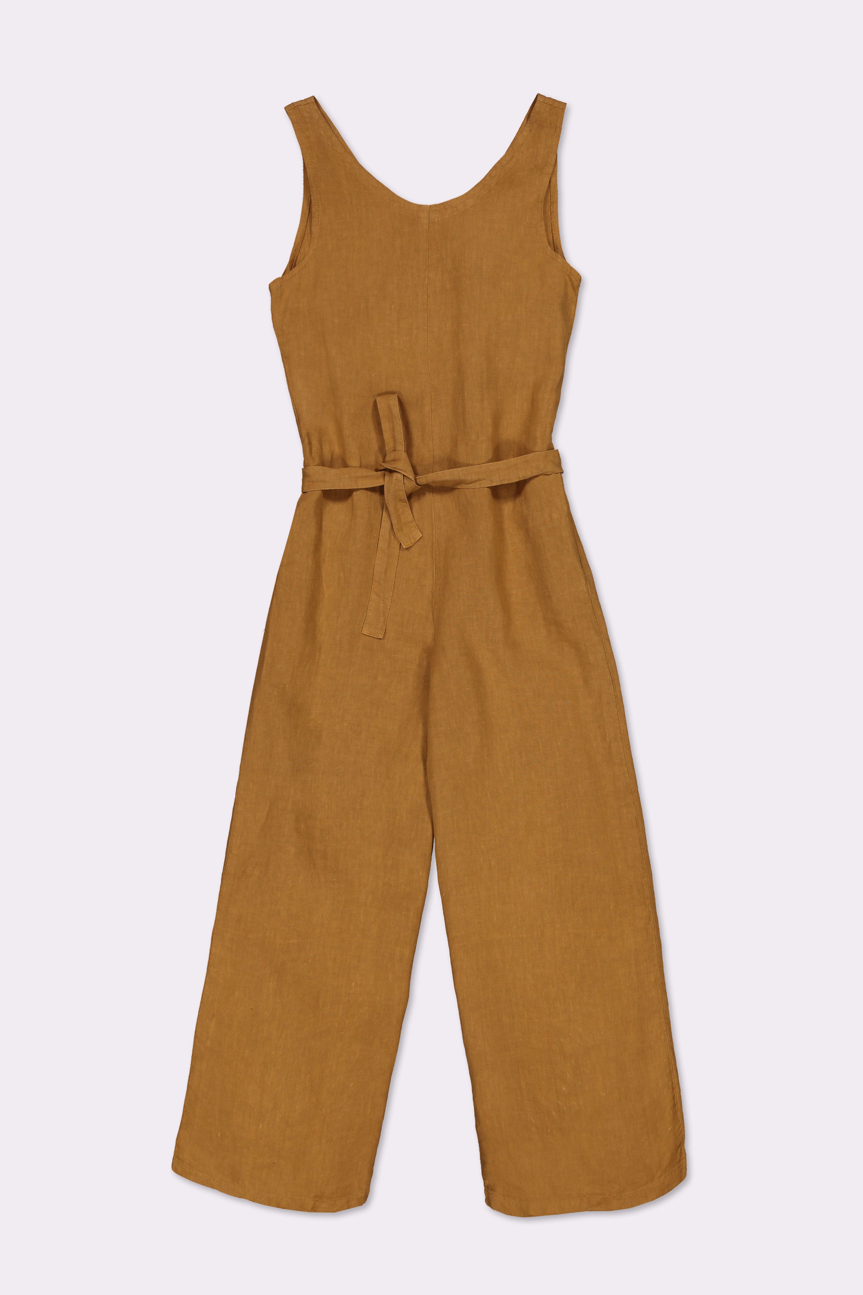100% linen jumpsuit in rust with a relaxed cut and wide legs.features a round neck and a v-cut back with buttons for an easy dress and side pockets. With a detached belt that you can use for a more fitted look.